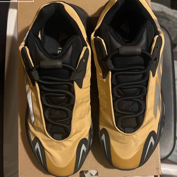 Yeezy 700 - Picture 5 of 6